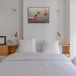 Very Spacious And Stylish Apartment At The Opera.